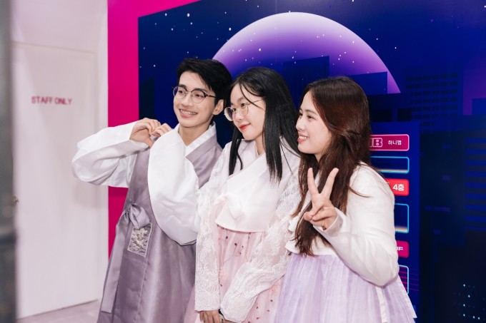 Giới trẻ trải nghiệm mặc Hanbok truyền thống và chụp ảnh photobooth tại ITE HCMC 2024. Ảnh: KTO Việt Nam