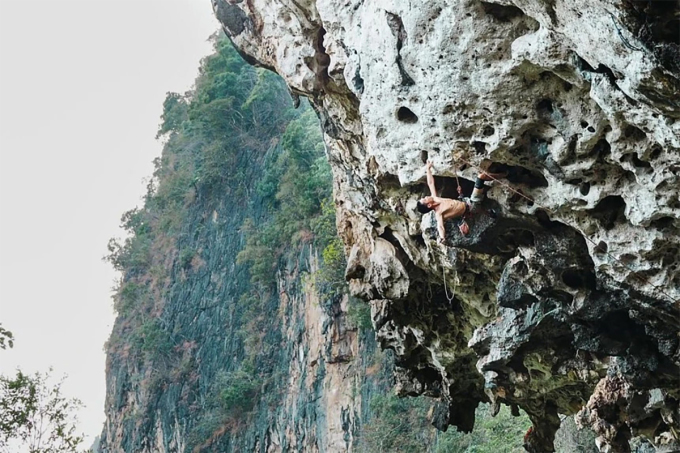 Leo núi đá tại miền trung Lào. Ảnh: Kai Reuber