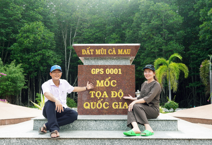 Du khách chụp ảnh ở mốc tọa độ quốc gia GPS0001 hồi đầu tháng 10. Ảnh: An Minh