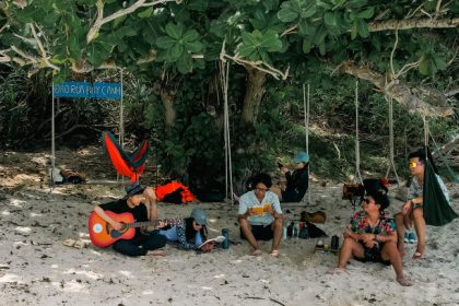 Nhóm du khách tới Côn Đảo làm tình nguyện viên bảo vệ rùa biển năm 2022. Ảnh: Vinh Lê