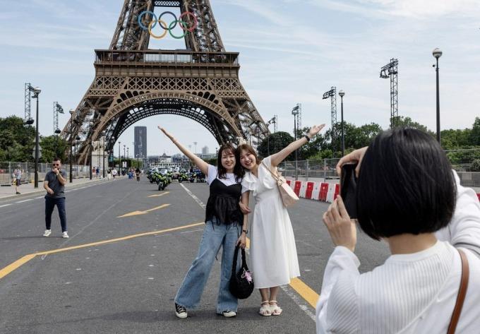 Du khách ở khu vực tháp Eiffel, Paris. Ảnh: Reuters