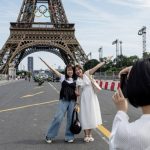 Du khách ở khu vực tháp Eiffel, Paris. Ảnh: Reuters