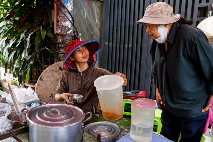 Chị Nhật Bình (trái) đang chuẩn bị chè cho khách. Ảnh: Khương Nguyễn