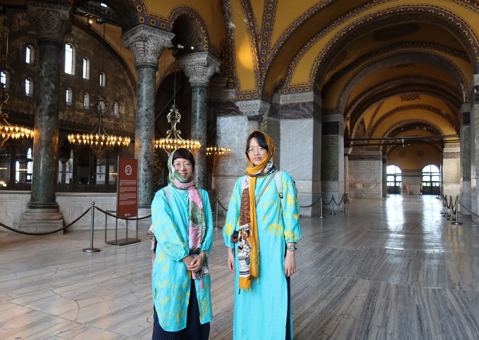 Để vào thăm Hagia Sophia, du khách nữ phải mặc quần áo dài, đội khăn che tóc. Ảnh: Trịnh Hằng