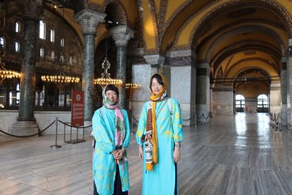 Để vào thăm Hagia Sophia, du khách nữ phải mặc quần áo dài, đội khăn che tóc. Ảnh: Trịnh Hằng