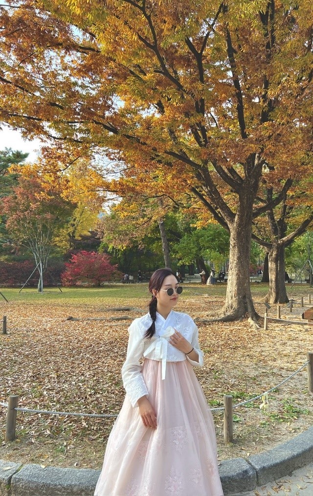 Du khách trải nghiệm mặc hanbok tại cung điện Gyeongbokgung. Ảnh: Vietravel