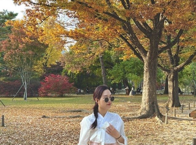 Du khách trải nghiệm mặc hanbok tại cung điện Gyeongbokgung. Ảnh: Vietravel