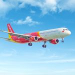 Tàu bay của Vietjet với màu đỏ nổi bật trên bầu trời. Ảnh: Quang Nguyễn