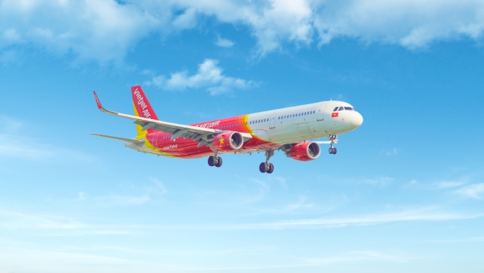 Tàu bay của Vietjet với màu đỏ nổi bật trên bầu trời. Ảnh: Quang Nguyễn