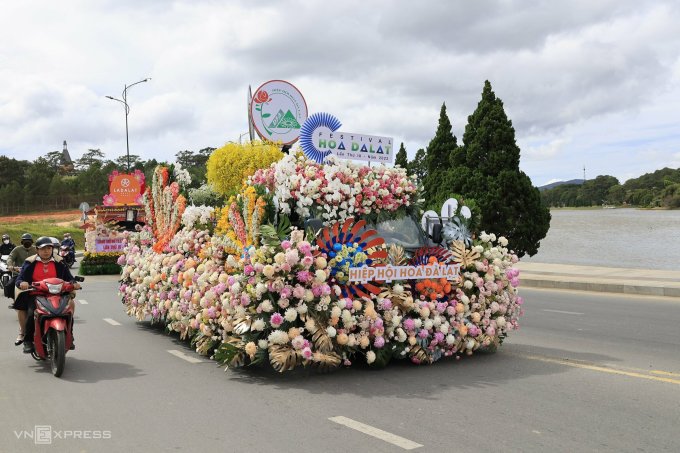 Xe hoa diễu hành trong Festival Hoa Đà Lạt năm 2022. Ảnh: Phước Tuấn