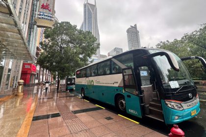 Xe chở đoàn khách Việt ra sân bay Phố Đông chiều 16/9. Ảnh: Đỗ Minh Tú