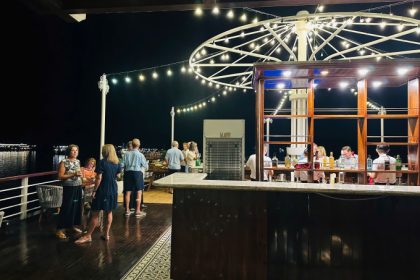 Khách quốc tế giải trí đêm trên tàu ở vịnh Hạ Long sau khi bão Yagi tan. Ảnh: Lux Group