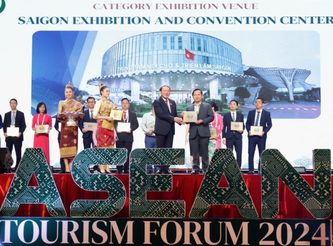 Đại diện SECC nhận giải ASEAN - ATF 2024 ở Lào, ngày 26/1. Ảnh: SECC