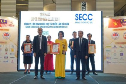 Đại diện SECC nhận giải Top 10 thương hiệu vàng Châu Á tháng 9/2024 diễn ra tại Malaysia.