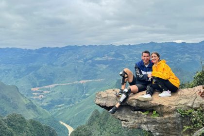 Khách nước ngoài chụp ảnh ở khu vực mỏm đá gần đèo Mã Pì Lèng. Ảnh: NVCC