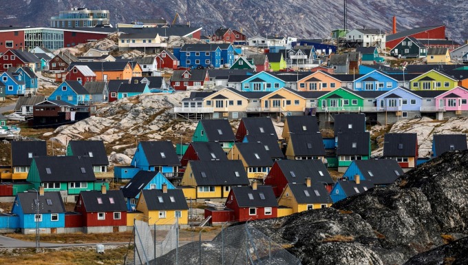 Nhà cửa sơn màu sắc tươi sáng ở Ilulissat, thị trấn lớn thứ ba Greenland. Ảnh: Reuters