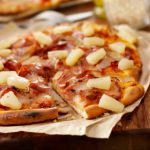 Pizza Hawaiian với lớp phủ là giăm bông và dứa. Ảnh: BBC