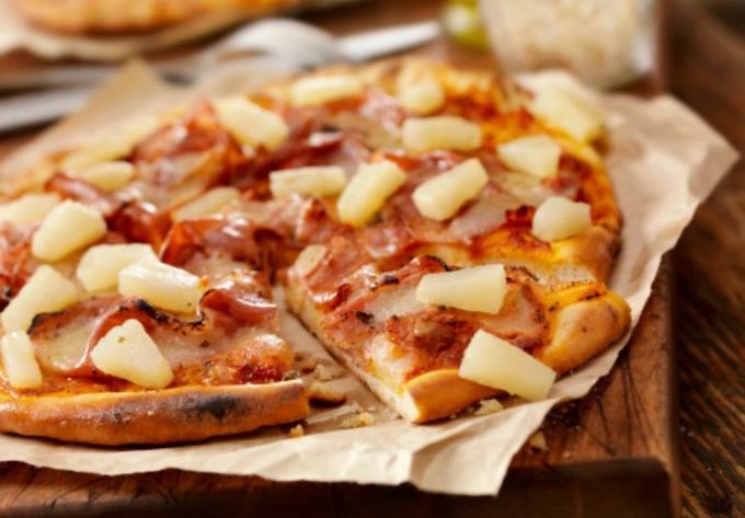 Pizza Hawaiian với lớp phủ là giăm bông và dứa. Ảnh: BBC