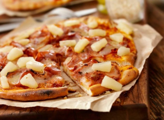 Pizza Hawaiian với lớp phủ là giăm bông và dứa. Ảnh: BBC