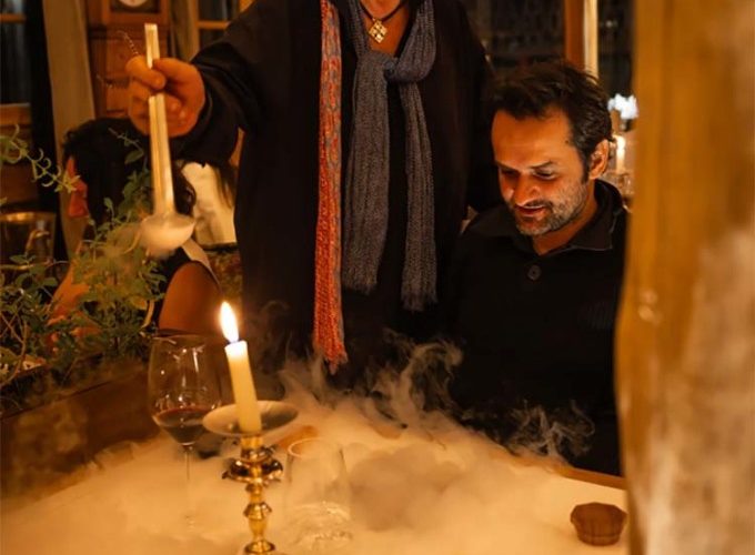 Đầu bếp Veyrat (đứng) quen thuộc với hình ảnh đội mũ đen rộng vành. Ảnh: CNN