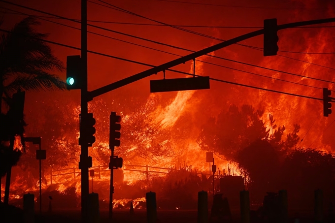 Một góc đường ở Los Angeles đỏ rực trong đám cháy. Ảnh: Reuters