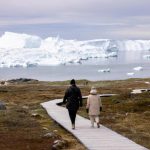 Du khách đi dạo tại Trung tâm Icefjord (Kangiata Illorsua) ở Ilulissat vào mùa hè 2022. Ảnh: AFP