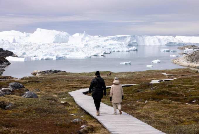 Du khách đi dạo tại Trung tâm Icefjord (Kangiata Illorsua) ở Ilulissat vào mùa hè 2022. Ảnh: AFP