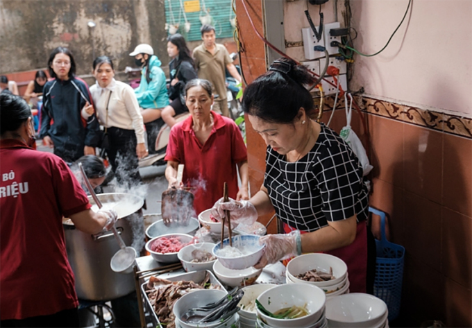 Bà Ngô Thị Phi Nga đứng bếp ở phở Ấu Triệu, Hà Nội. Ảnh: Michelin Vietnam