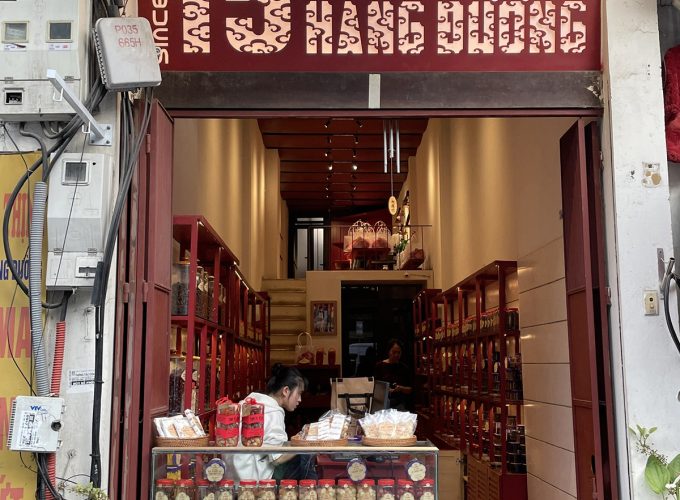 Mứt ômai Toàn Thịnh ở Hàng Đường. Ảnh: Tâm Anh